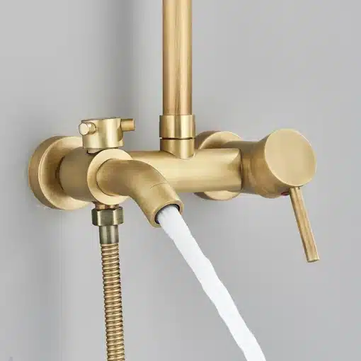 Vana messingist vihmasadu dušikomplekt seinakinnitusega | E-pood Tootemaailm Vana messingist vihmasadu dušikomplekt seinakinnitusega, näidatud kuldse messingviimistlusega seinale kinnitatud segistina, millest voolab kraanist vesi. Taust on neutraalne hall.