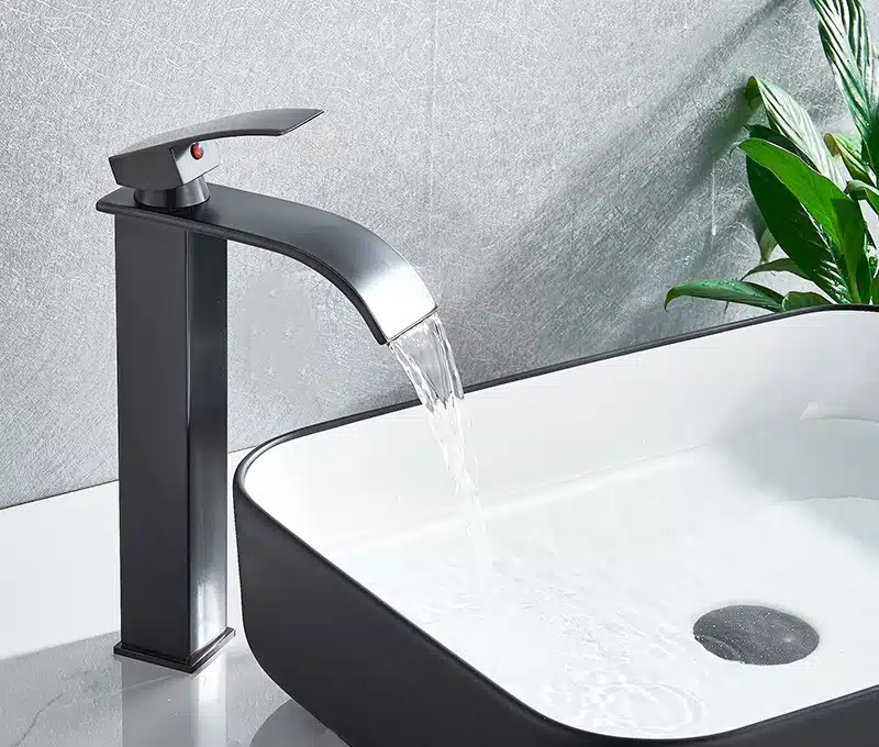 Kraanikausi segisti - kõrge disain, lai väljavool, kuum ja külm vesi | kujundav pilt e-kaubamaja pildikogust