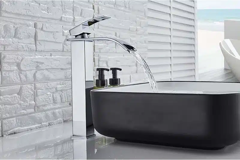 Kraanikausi segisti - kõrge disain, lai väljavool, kuum ja külm vesi | kujundav pilt e-kaubamaja pildikogust