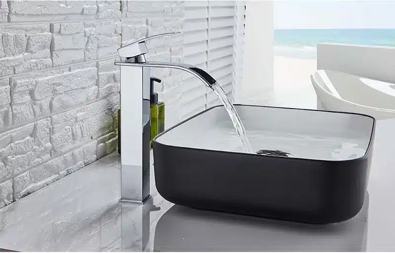 Kraanikausi segisti - kõrge disain, lai väljavool, kuum ja külm vesi | kujundav pilt e-kaubamaja pildikogust