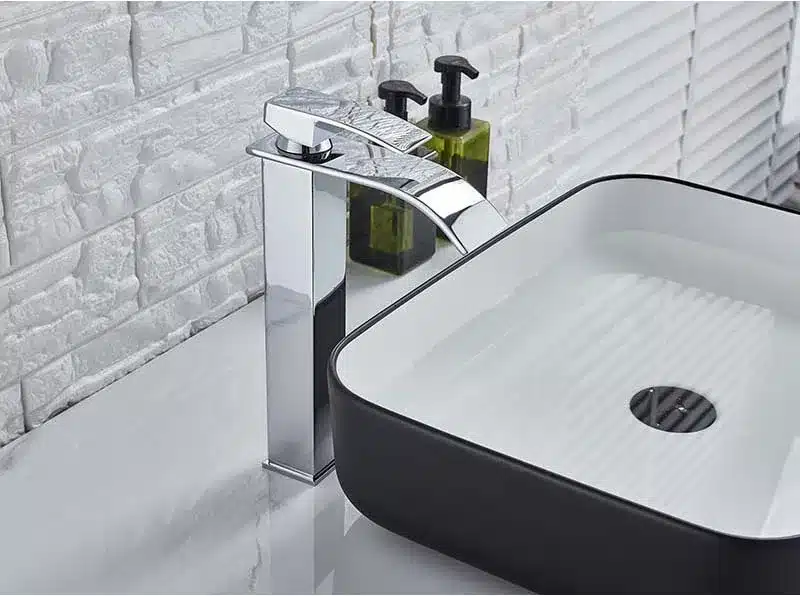 Kraanikausi segisti - kõrge disain, lai väljavool, kuum ja külm vesi | kujundav pilt e-kaubamaja pildikogust