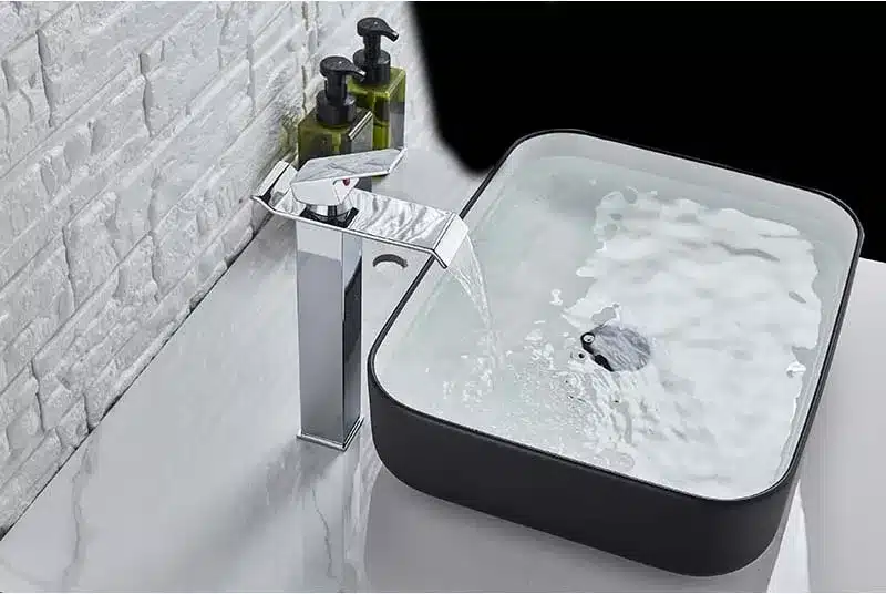 Kraanikausi segisti - kõrge disain, lai väljavool, kuum ja külm vesi | kujundav pilt e-kaubamaja pildikogust