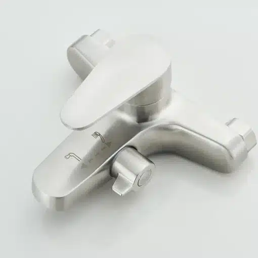 Vannitoa kuuma ja külma veega segisti, seinapealne, ühe käepidemega | E-pood Tootemaailm Kaasaegne seinapealne vannitoa segisti, valmistatud harjatud roostevabast terasest, ühe käepidemega disainiga, saavutab sujuva veetemperatuuri reguleerimise. Taust on minimalistlik valge, rõhutades segisti elegantset ja funktsionaalset kuju.