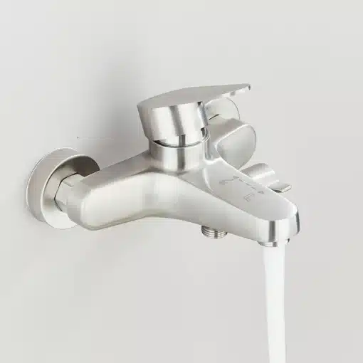 Vannitoa kuuma ja külma veega segisti, seinapealne, ühe käepidemega | E-pood Tootemaailm Seinapealne vannitoa segisti, kuuma ja külma veega, ühe käepidemega, hõbedase viimistlusega ja minimalistlik disain, voolab valge vesi, paigaldatud valgele seinale.