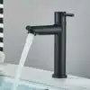 Vannitoa külm veepump kraan ühe käepidemega | E-pood Tootemaailm Must, ühe käepidemega Vannitoa külm veepump kraan, millest voolab vesi valge portselanist kraanikaussi halli seina taustal.