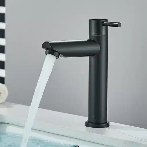 Vannitoa külm veepump kraan ühe käepidemega | E-pood Tootemaailm Must, ühe käepidemega Vannitoa külm veepump kraan, millest voolab vesi valge portselanist kraanikaussi halli seina taustal.