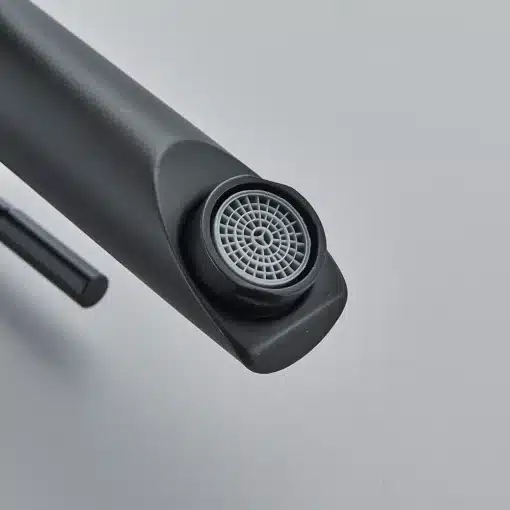 Vannitoa külm veepump kraan ühe käepidemega | E-pood Tootemaailm Stiilne mustast materjalist vannitoa külm veepump kraan ühe käepidemega, elegantse disainiga hall taustal.