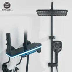 Stiilne must seinapealne dušisegisti LCD ekraaniga ja taustvalgustusega, millel on kaasaegne disain ning liuguriga dušihoidik ja vihmadušš, paigaldatud neutraalset värvi vannitoaseinale.