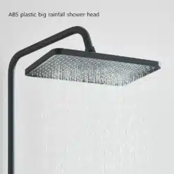 Ruudukujuline must seinapealne dušisegisti koos LCD ekraani ja taustvalgustusega, veevool kukub ühtlaselt nagu vihmasadu, taustal hele sein.