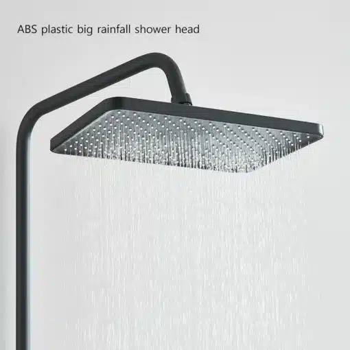 Dušisegisti LCD ekraaniga ja taustvalgustusega, seinapealne | E-pood Tootemaailm Ruudukujuline must seinapealne dušisegisti koos LCD ekraani ja taustvalgustusega, veevool kukub ühtlaselt nagu vihmasadu, taustal hele sein.