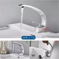 Kroomitud kraan pesu jaoks, kuum ja külm vesi, seinale paigaldatav. Stiilne kroomitud viimistlus, vee vool avaneb kaarekujulisest segistikust. Paigaldatud valge kraanikausi külge halli taustaga vannitoas.