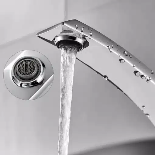 Kroomitud kraan pesu jaoks, kuum ja külm vesi, seinale paigaldatav | E-pood Tootemaailm Kroomitud kraan pesu jaoks, kuum ja külm vesi, seinale paigaldatav, näidatud veevooluga. Läikiv viimistlus ja modernne disain.