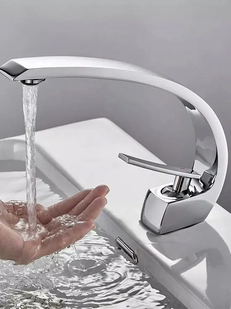 Kroomitud kraan pesu jaoks, kuum ja külm vesi, seinale paigaldatav | kujundav pilt e-kaubamaja pildikogust