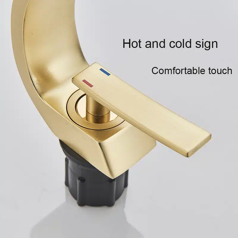 Kroomitud kraan pesu jaoks, kuum ja külm vesi, seinale paigaldatav | kujundav pilt e-kaubamaja pildikogust