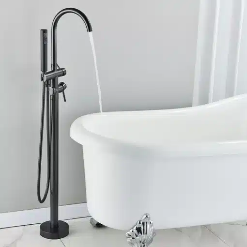 Põrandale paigaldatav vannisegisti käsidušiga | E-pood Tootemaailm Põrandale paigaldatav vannisegisti käsidušiga, musta viimistlusega, modernse välimusega, elegantselt paigutatud valge vanni kõrvale heledal taustal.