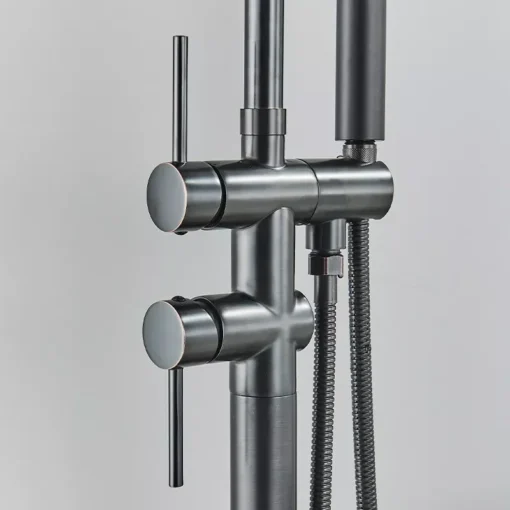 Põrandale paigaldatav vannisegisti käsidušiga | E-pood Tootemaailm Põrandale paigaldatav vannisegisti käsidušiga, must metallist, kaasaegse disainiga sisseehitatud dušivoolik, halli taustaga.