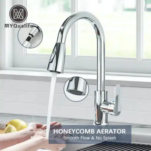 Köögisegisti 360° pööratava peaga | E-pood Tootemaailm Köögisegisti 360° pööratava peaga, hõbedase viimistlusega kraan, millelt voolab vesi valge köögitausta ees. Segisti ergonoomiline disain ja juhtpea lähivaates.