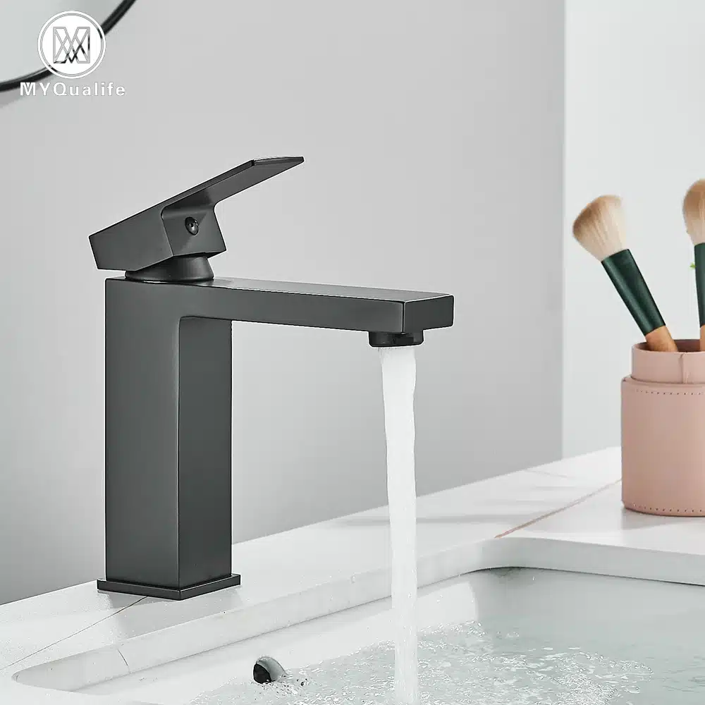 Vannitoa kraan roostevabast terasest kuuma ja külma vee segisti | kujundav pilt e-kaubamaja pildikogust