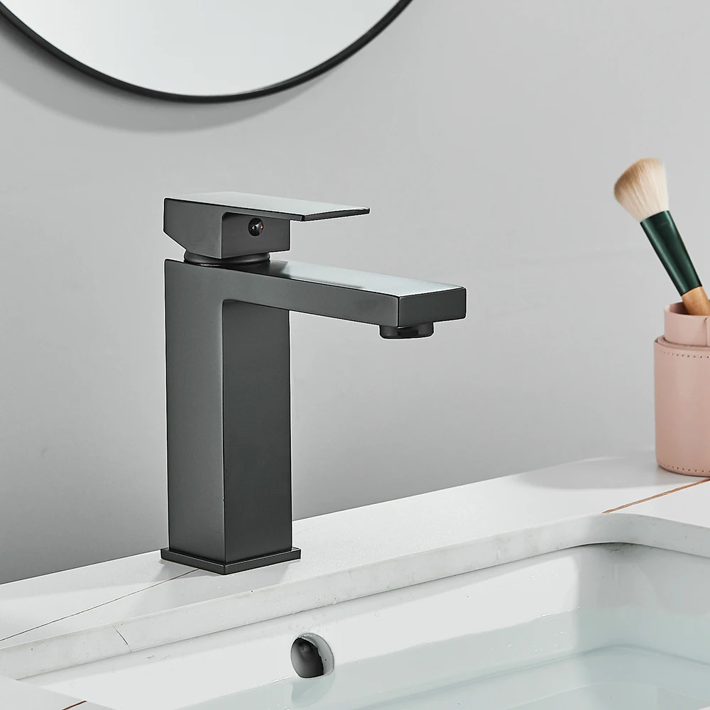 Vannitoa kraan roostevabast terasest kuuma ja külma vee segisti | kujundav pilt e-kaubamaja pildikogust