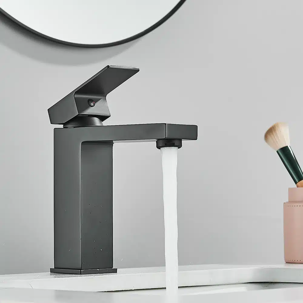 Vannitoa kraan roostevabast terasest kuuma ja külma vee segisti | kujundav pilt e-kaubamaja pildikogust