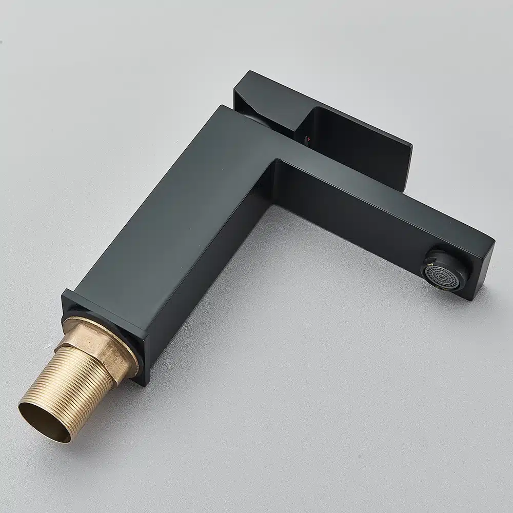 Vannitoa kraan roostevabast terasest kuuma ja külma vee segisti | kujundav pilt e-kaubamaja pildikogust