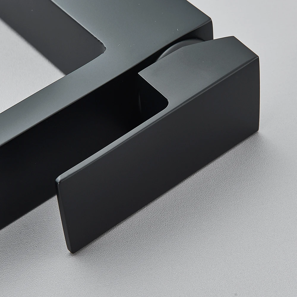 Vannitoa kraan roostevabast terasest kuuma ja külma vee segisti | kujundav pilt e-kaubamaja pildikogust