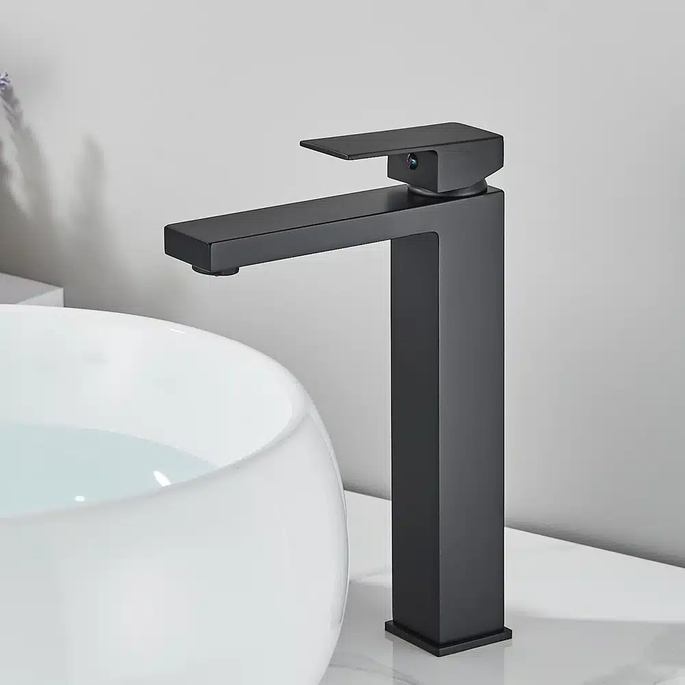 Vannitoa kraan roostevabast terasest kuuma ja külma vee segisti | kujundav pilt e-kaubamaja pildikogust