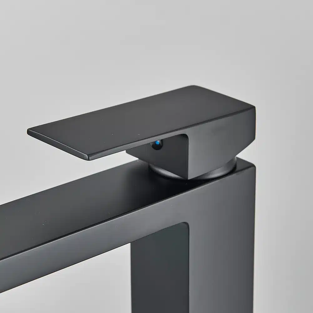 Vannitoa kraan roostevabast terasest kuuma ja külma vee segisti | kujundav pilt e-kaubamaja pildikogust