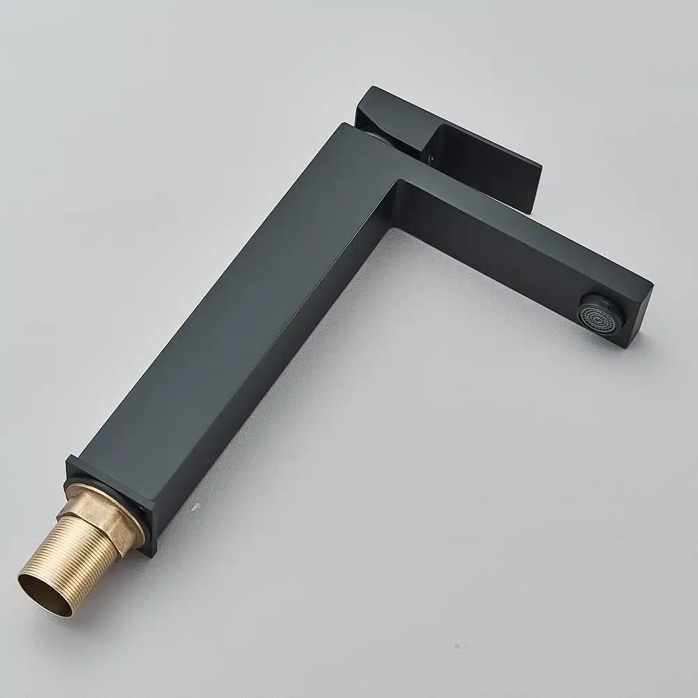 Vannitoa kraan roostevabast terasest kuuma ja külma vee segisti | kujundav pilt e-kaubamaja pildikogust