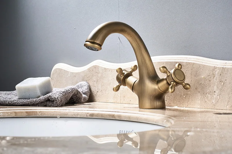 Antiikne brassist kraan kahe käepidemega vannitoa valamu jaoks | kujundav pilt e-kaubamaja pildikogust