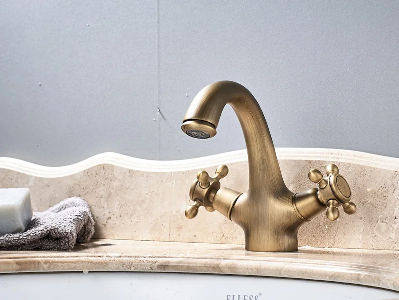 Antiikne brassist kraan kahe käepidemega vannitoa valamu jaoks | kujundav pilt e-kaubamaja pildikogust