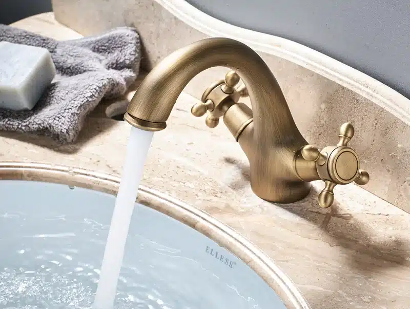 Antiikne brassist kraan kahe käepidemega vannitoa valamu jaoks | kujundav pilt e-kaubamaja pildikogust
