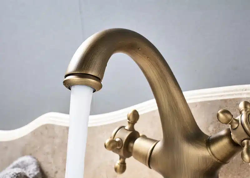 Antiikne brassist kraan kahe käepidemega vannitoa valamu jaoks | kujundav pilt e-kaubamaja pildikogust