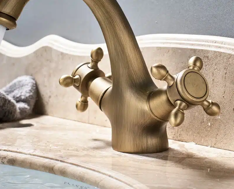 Antiikne brassist kraan kahe käepidemega vannitoa valamu jaoks | kujundav pilt e-kaubamaja pildikogust