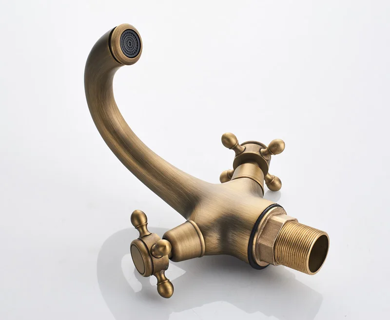 Antiikne brassist kraan kahe käepidemega vannitoa valamu jaoks | kujundav pilt e-kaubamaja pildikogust