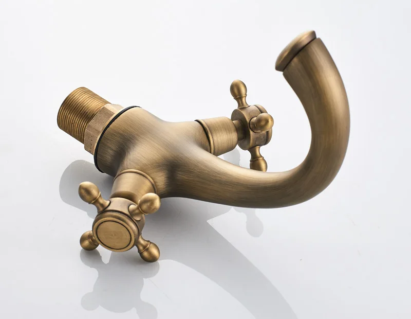 Antiikne brassist kraan kahe käepidemega vannitoa valamu jaoks | kujundav pilt e-kaubamaja pildikogust