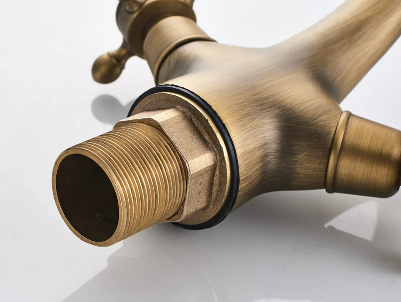 Antiikne brassist kraan kahe käepidemega vannitoa valamu jaoks | kujundav pilt e-kaubamaja pildikogust