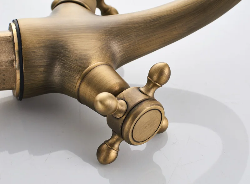Antiikne brassist kraan kahe käepidemega vannitoa valamu jaoks | kujundav pilt e-kaubamaja pildikogust