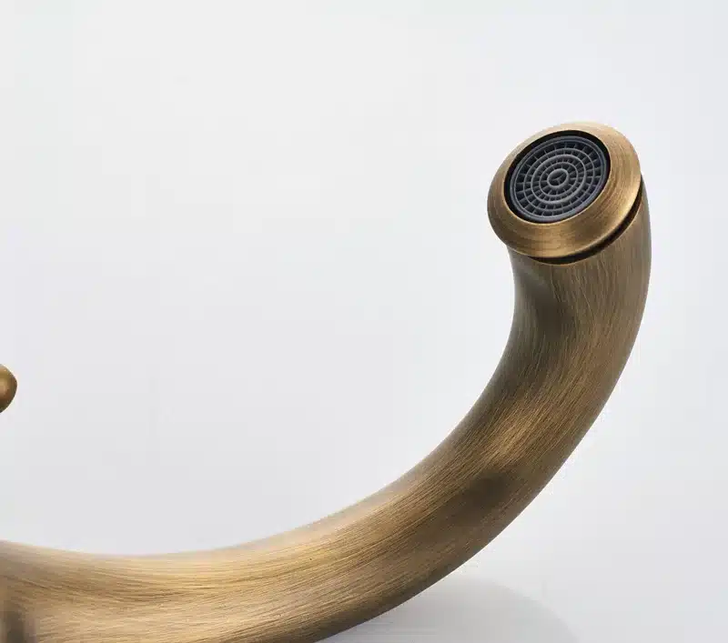 Antiikne brassist kraan kahe käepidemega vannitoa valamu jaoks | kujundav pilt e-kaubamaja pildikogust