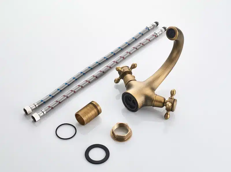 Antiikne brassist kraan kahe käepidemega vannitoa valamu jaoks | kujundav pilt e-kaubamaja pildikogust