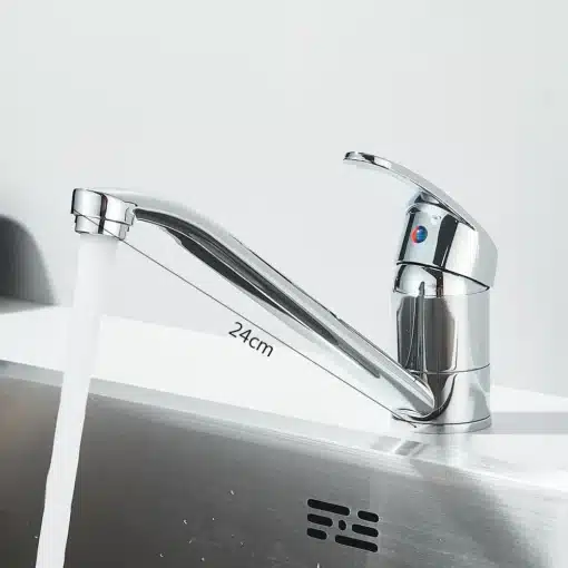 Kroomitud köögisegisti, ühekohaline | E-pood Tootemaailm Stiilne kroomitud köögisegisti ühekohaline, elegantse disainiga ja mõõduga 24 cm. Segisti voolava veega metallist köögi kraanikausi taustal.