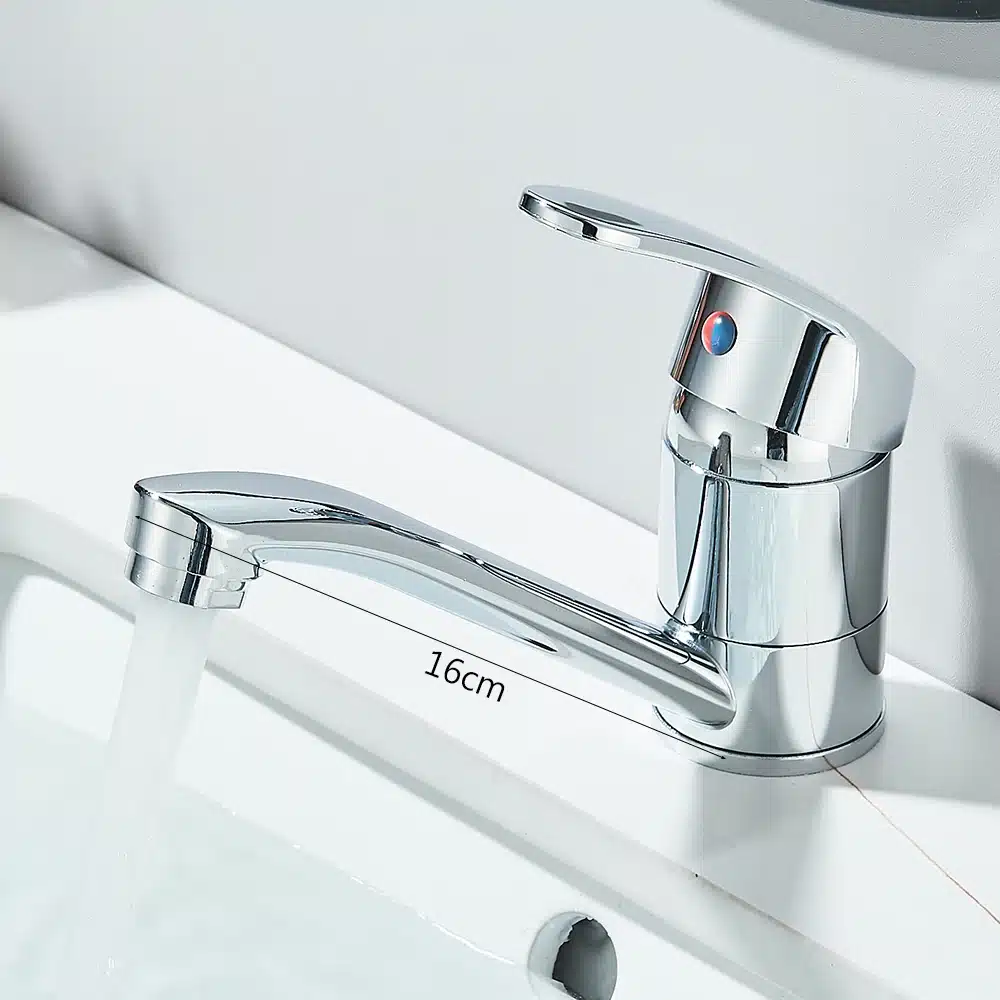 Kroomitud köögisegisti, ühekohaline, kaasaegse ja läikiva viimistlusega, paigaldatud köögivalamusse, valgel taustal.