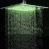 Vihmadušš LED-valgusega, messingist ruudukujuline | E-pood Tootemaailm LED-valgusega messingist ruudukujuline vihmadušš, millelt langeb kaskaadina vesi, valgustades dušiala roheliste toonidega. Musta tausta ees olev efekt loob luksusliku ja kaasaegse ilu tundmise.