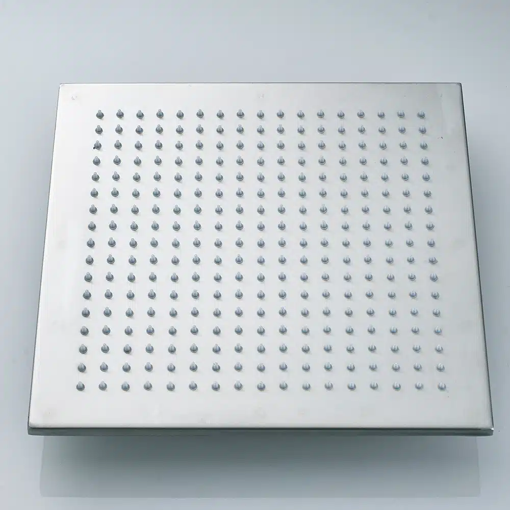 Hõbedane messingist ruudukujuline vihmadušš LED-valgusega, millel on sümmeetriliselt paigutatud otsikud, paistmas valgusküllasel heledal taustal.