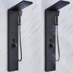 Must dušipaneel LED-valgustusega, millel on veefall ja massaažifunktsioon, paigaldatud valge plaaditud vannitoaseinale. Veepihustid pakuvad intensiivset massaaži ja lõõgastavat kogemust.