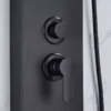 LED-valgustusega must dušipaneel veefalli ja massaažifunktsiooniga, minimalistlik disain, must matt viimistlus, tumedate nuppudega esikülg heleda taustaga.