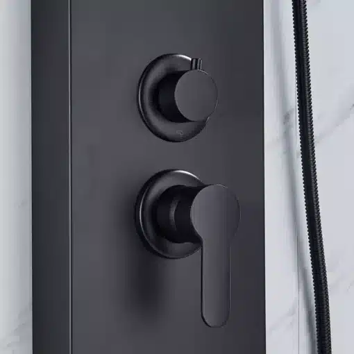 LED-valgustusega must dušipaneel veefalli ja massaažifunktsiooniga, minimalistlik disain, must matt viimistlus, tumedate nuppudega esikülg heleda taustaga.