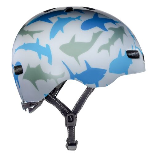 Jalgrattakiiver Nutcase Shark Gloss MIPS 48-52cm | E-pood Tootemaailm Valge Jalgrattakiiver Nutcase Shark Gloss MIPS 48-52cm, millel on sinised ja rohelised haide joonistused ning mustad rihmad, taust neutraalne.