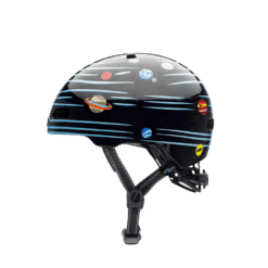 Kiiver lastele NUTCASE LITTLE NUTTY, Defy Gravity MIPS XS, musta värvi kosmose teemalise mustriga, turvaline pea kaitseks. Kiivril on mugav kinnitusrihm ja kaasaegne aerodünaamiline kuju.