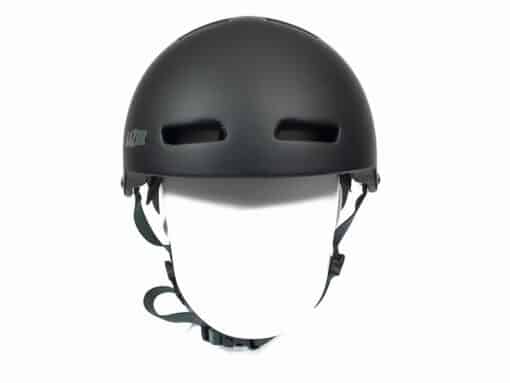 Esiküljelt vaadatuna on musta värvi Kiiver LAZER Armor 2.0, Purple (L), sile matt viimistlus ning sisse ehitatud ventilatsiooniavad. Kiivrit toetavad reguleeritavad rihmad, mis ripuvad kummalgi küljel.